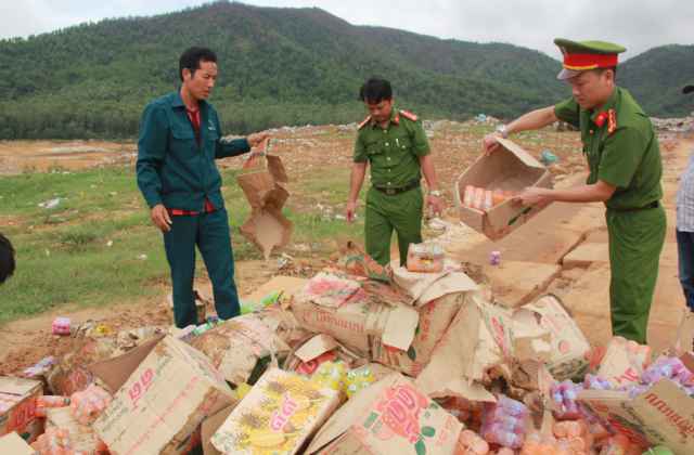 Lực lượng chức năng tiêu hủy hàng hóa không rõ nguồn gốc