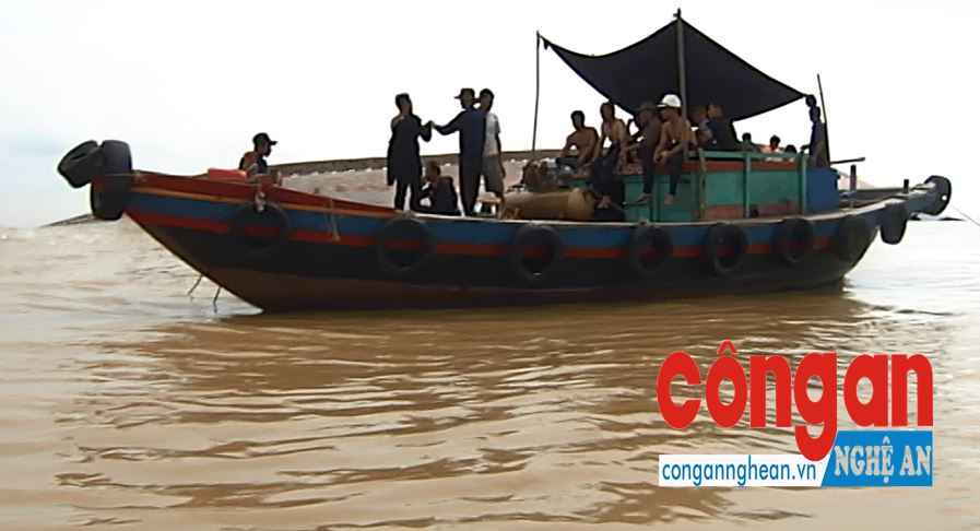 Thuyền của ngư dân tham gia đưa thi thể vào bờ