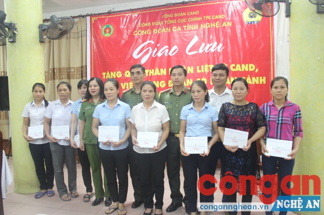Tặng quà cho thân nhân liệt sĩ Công an nhân dân