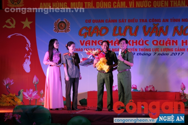 Thượng tá Nguyễn Đức Hải - Phó giám đốc Công an tỉnh cảm ơn 