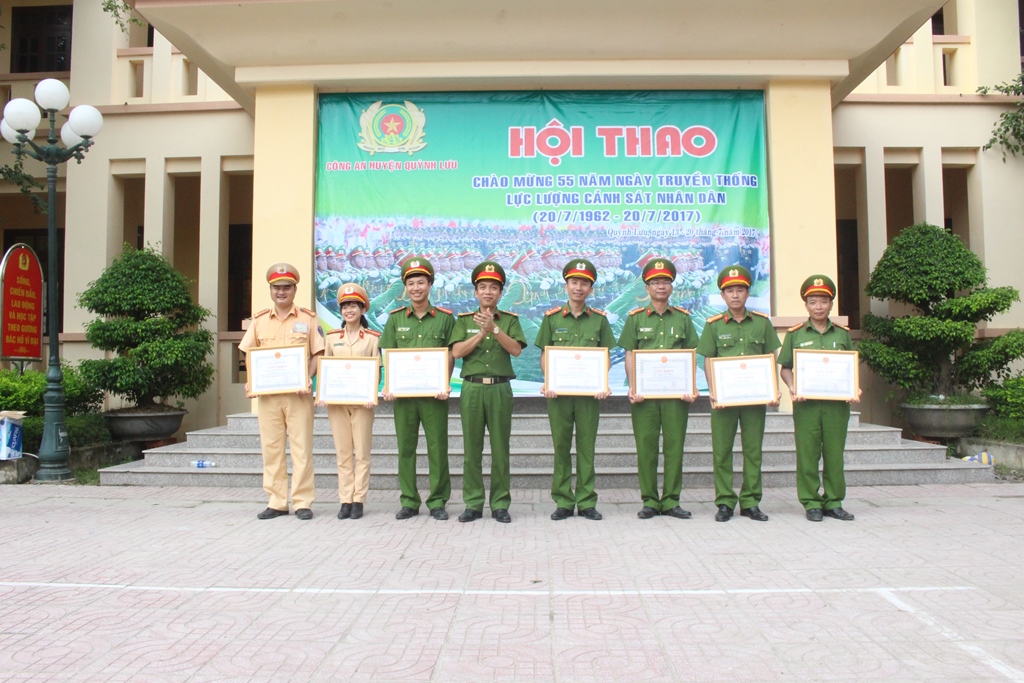 Đồng chí Trung tá Tạ Đình Tuấn - Trưởng Công an huyện Quỳnh Lưu tặng Giấy khen cho các đồng chí có thành tích xuất sắc trogn đợt thi đua giai đoạn 1