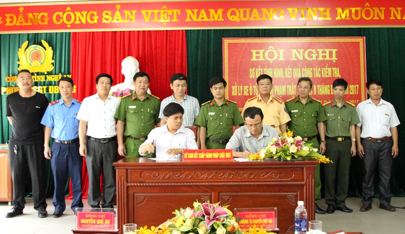 Các Doanh nghiệp ký cam kết không vi phạm trật tự ATGT.