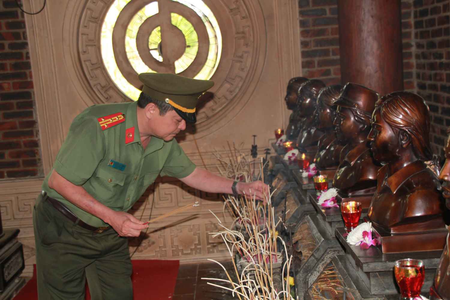 Đồng chí Đại tá Nguyễn Đình Trần, Tổng Biên tập Báo Công an Nghệ An dâng hương tưởng nhớ các nữ TNXP 