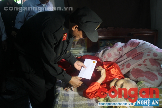 Đồng chí Thượng tá Trần Khắc Tuấn - Phó trưởng phòng CSCĐ thăm hỏi sức khỏe và tặng quà cho mẹ Việt Nam anh hùng Vy Thị Quý và Nguyễn Thị Tỵ 