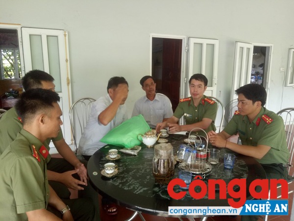 Thân nhân gia đình liệt sĩ, gia đình chính sách cảm động trước món quà từ Chi đoàn phòng An ninh xã hội