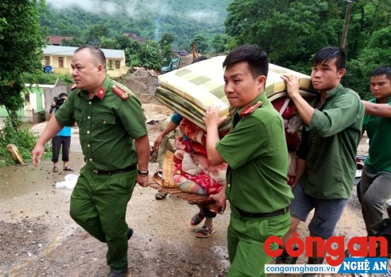 Công an huyện Kỳ Sơn giúp nhân dân khắc phục hậu quả mưa lũ sau bão số 2