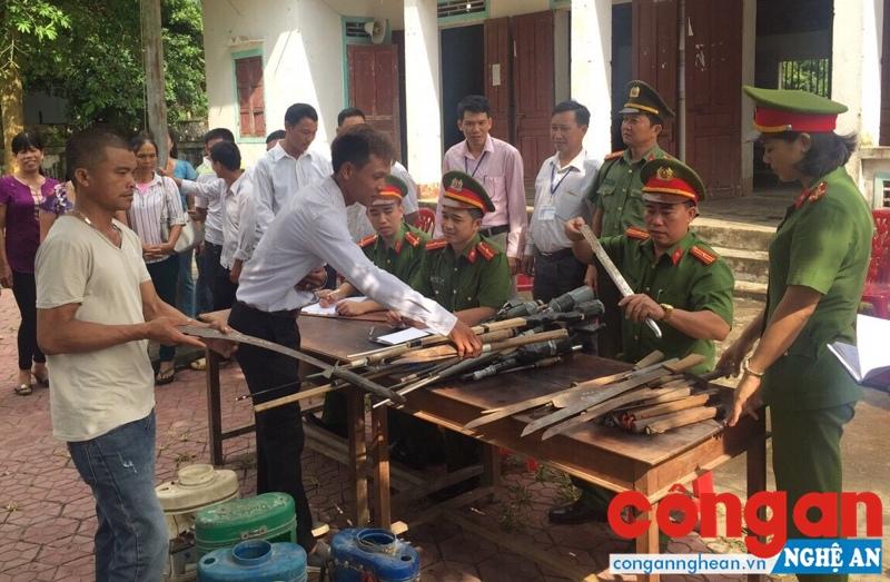 Người dân tự nguyện giao nộp các loại vũ khí, vật liệu nổ, công cụ hỗ trợ