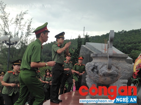 Công đoàn cụm thi đua số 2 dâng hoa, dâng hương tại Cụm di tích Bến tàu không số- đường Hồ Chí Minh trên biển