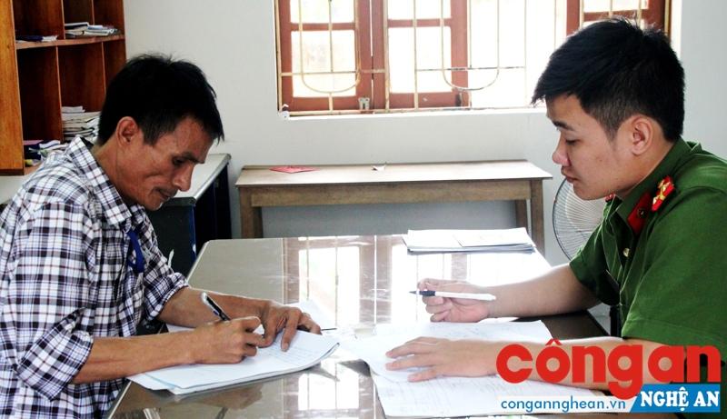 Đối tượng Lê Xuân Thắm, lái xe buýt hãng Đông Bắc gây tai nạn chết người đang khai báo tại Công an huyện Nghi Lộc