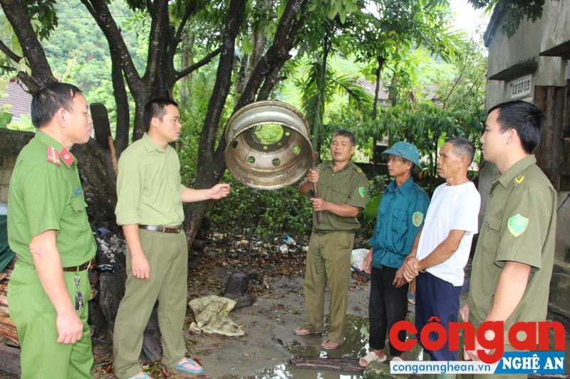  Công an xã Châu Cường kiểm tra việc thực hiện mô hình “Tiếng kẻng bình yên” tại bản Nhọi