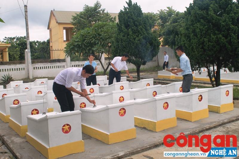 Lãnh đạo, cán bộ UBND xã Nghĩa Hưng dâng hương tại nghĩa trang liệt sỹ