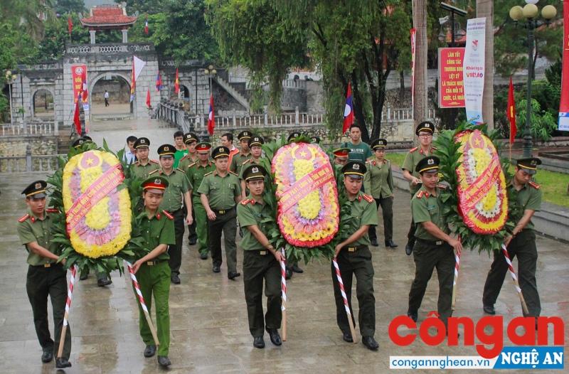 Tiếp bước truyền thống lịch sử và tri ân những hy sinh, đóng góp của thế hệ cha anh, tuổi trẻ Nghệ An nguyện sống, chiến đấu, lao động theo gương các anh hùng liệt sỹ (Trong ảnh: CBCS Công an Nghệ An dâng hoa, dâng hương tại Nghĩa trang liệt sỹ quốc tế Việt - Lào nhân dịp kỷ niệm 70 năm Ngày thương binh liệt sỹ 27/7)