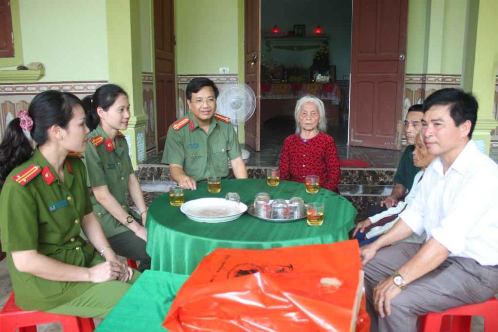 Đồng chí Đại tá Hồ Văn Tứ, Phó Bí thư Đảng ủy, Phó Giám đốc Công an Nghệ An trò chuyện, hỏi thăm sức khỏe mẹ Năm