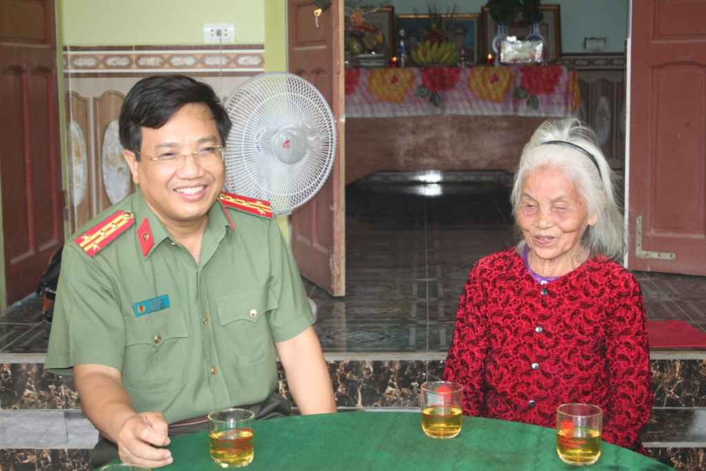 Mẹ Năm cảm động trước sự quan tâm của lãnh đạo Công an Nghệ An và Hội phụ nữ Công an tỉnh đã phụng dưỡng bà
