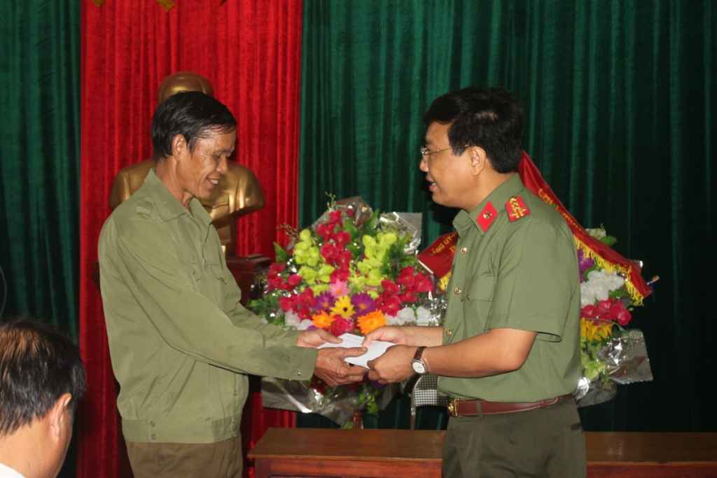 Thăm, tặng quà tại xã Quế Sơn, Quế Phong