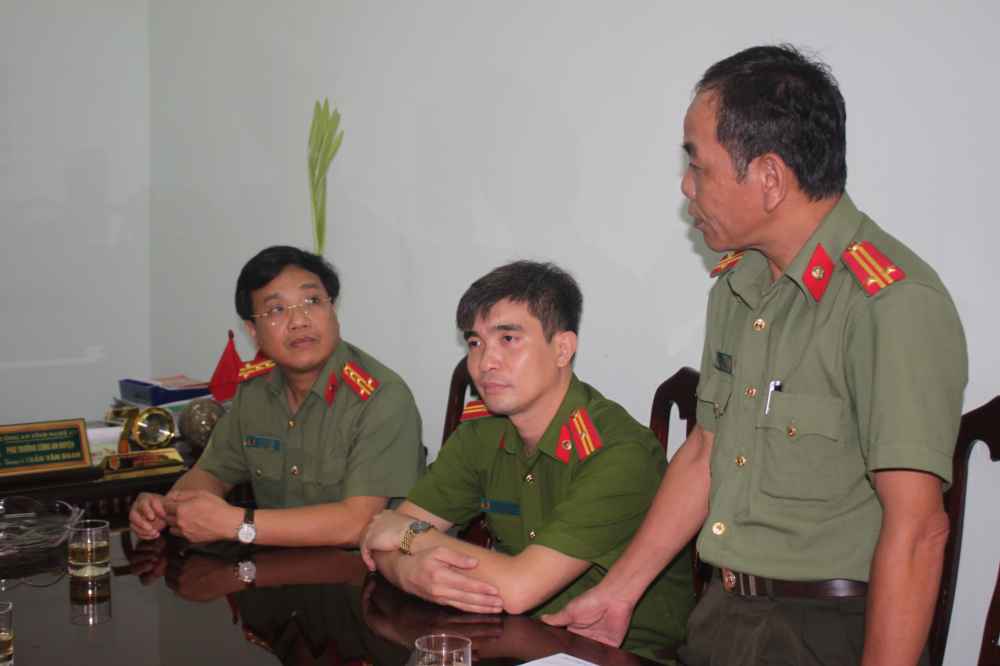 Đồng chí Lương Văn Chinh, cán bộ Công an huyện Quỳ Châu cảm ơn sự quan tâm, động viên của Ban giám đốc Công an tỉnh nói chung và Đại tá Hồ Văn Tứ nói riêng đối với cán bộ chiến sỹ Công an có hoàn cảnh khó khăn.
