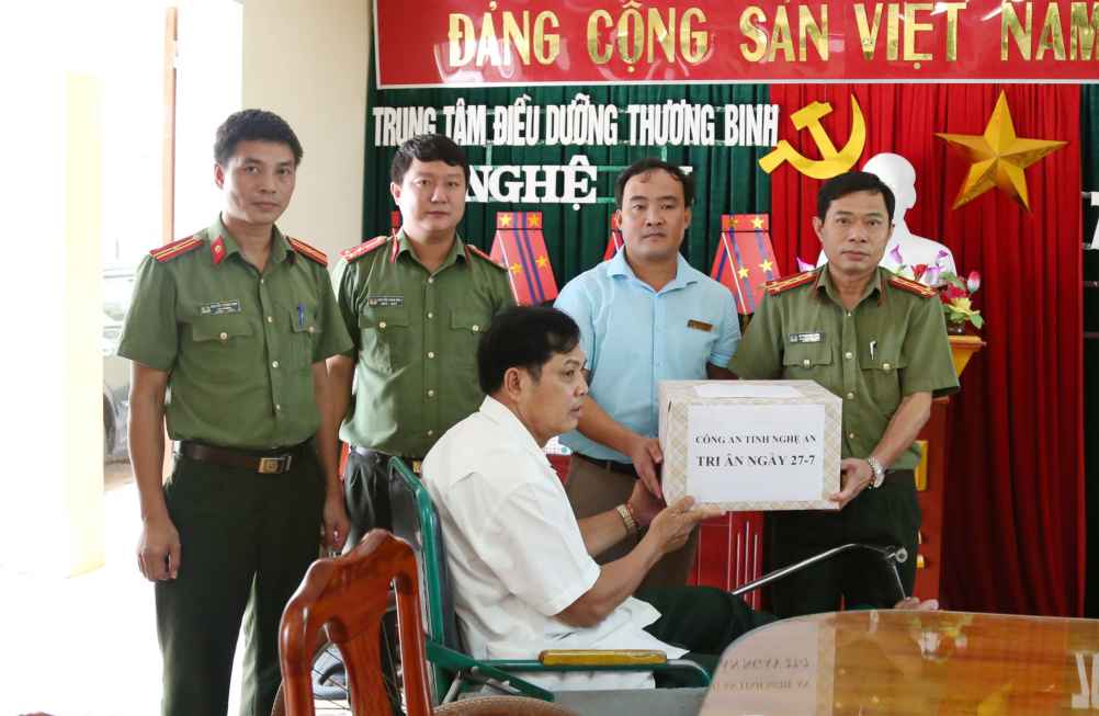 Thăm hỏi, tặng quà tại Trung tâm điều dưỡng thương binh Nghệ An