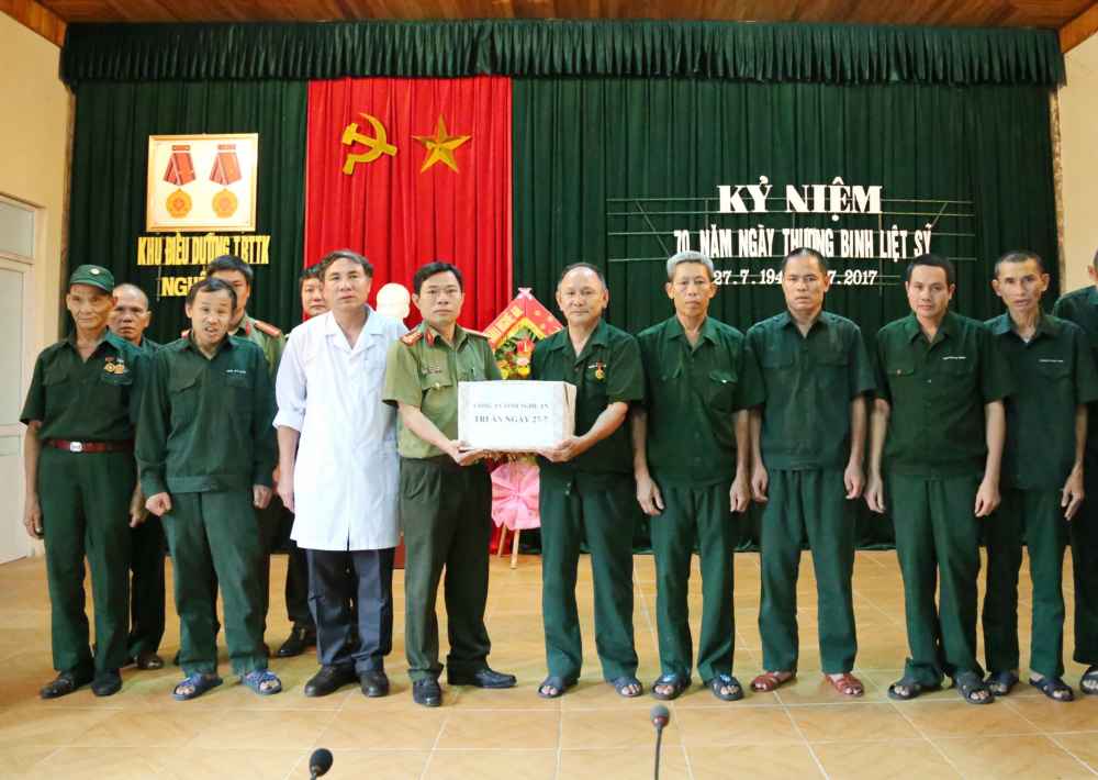 Thăm hỏi, tặng quà tại Khu Điều dưỡng Tâm thần kinh Nghệ An