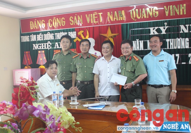 Báo Công an Nghệ An tặng quà cho Trung tâm Thương bệnh binh Nghệ An