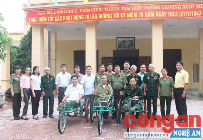 Chụp ảnh lưu niệm cùng các thương, bệnh binh của trung tâm