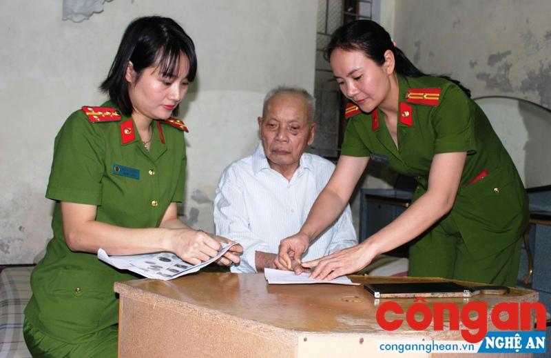  CBCS Phòng Cảnh sát QLHC về TTXH làm thủ tục cấp phát chứng minh nhân dân cho người cao tuổi
