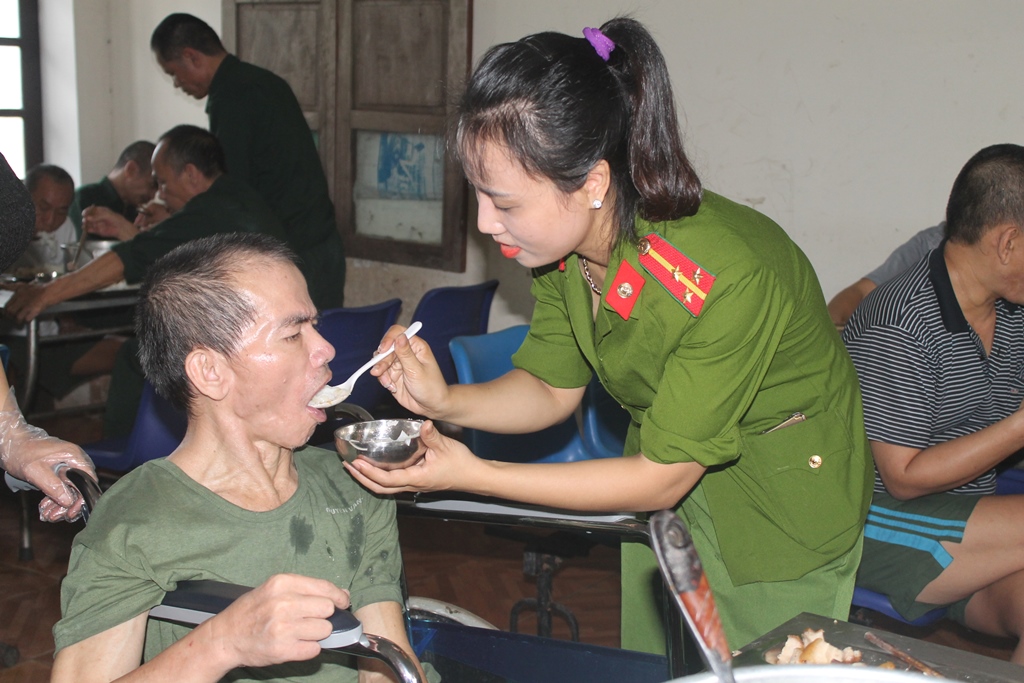 Ân cần bón từng thìa cơm cho những thương bệnh binh không có khả năng tự ăn cơm