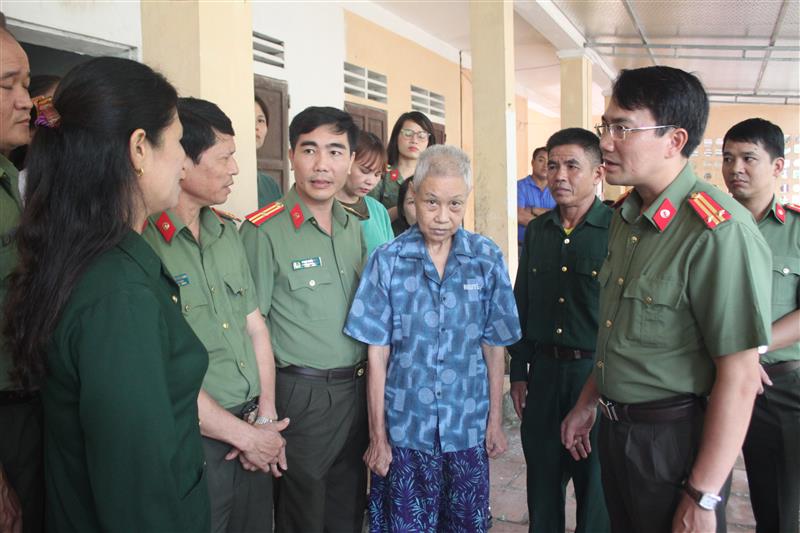 Thăm hỏi, động viên các thương bệnh binh