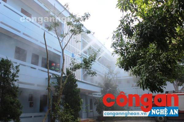 Các lực lượng chữa cháy phun nước dập tắt đám cháy