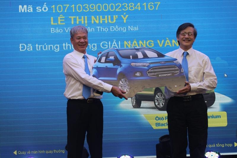 Trao tượng trưng ô tô cho đại diện khách hàng Lê Thị Như Ý