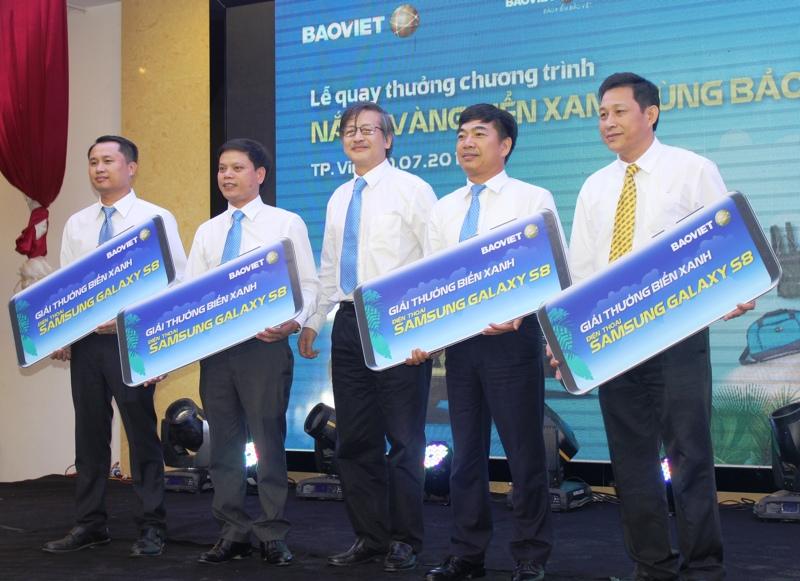 Trao tượng trưng điện thoại cho khách hàng trúng thưởng