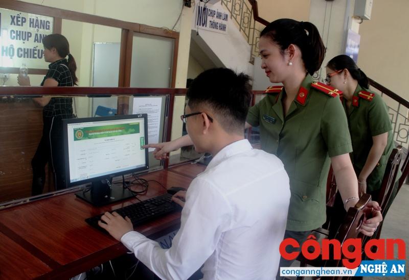 Phòng Quản lý xuất nhập cảnh Công an tỉnh hướng dẫn người dân làm thủ tục cấp hộ chiếu trên tờ khai điện tử
