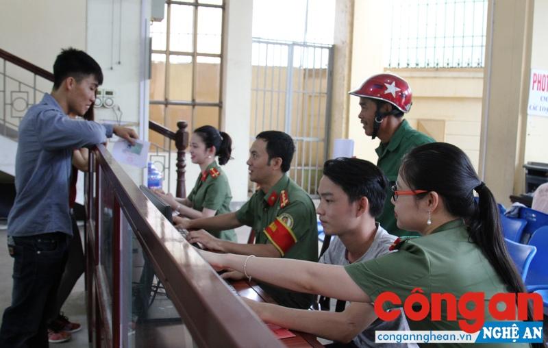 Phòng Quản lý xuất nhập cảnh Công an tỉnh hướng dẫn người dân làm hồ sơ đề nghị cấp hộ chiếu
