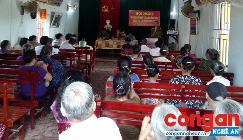 Công an thị xã Thái Hòa tiếp thu ý kiến đóng góp của nhân dân
