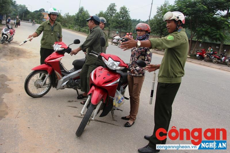 Công an thị trấn Quỳ Hợp hướng dẫn người dân để xe đúng nơi quy định, không lấn chiếm hành lang ATGT