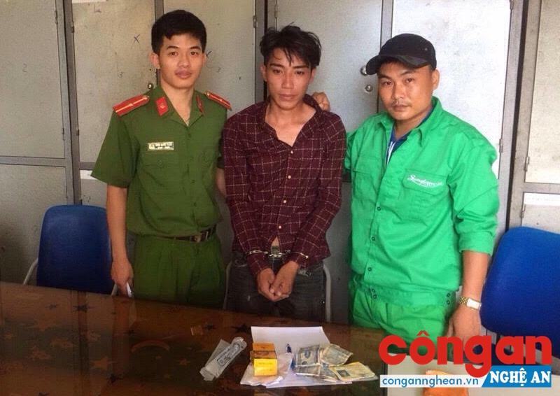  Đối tượng Nguyễn Công Thanh (giữa) tại cơ quan Công an