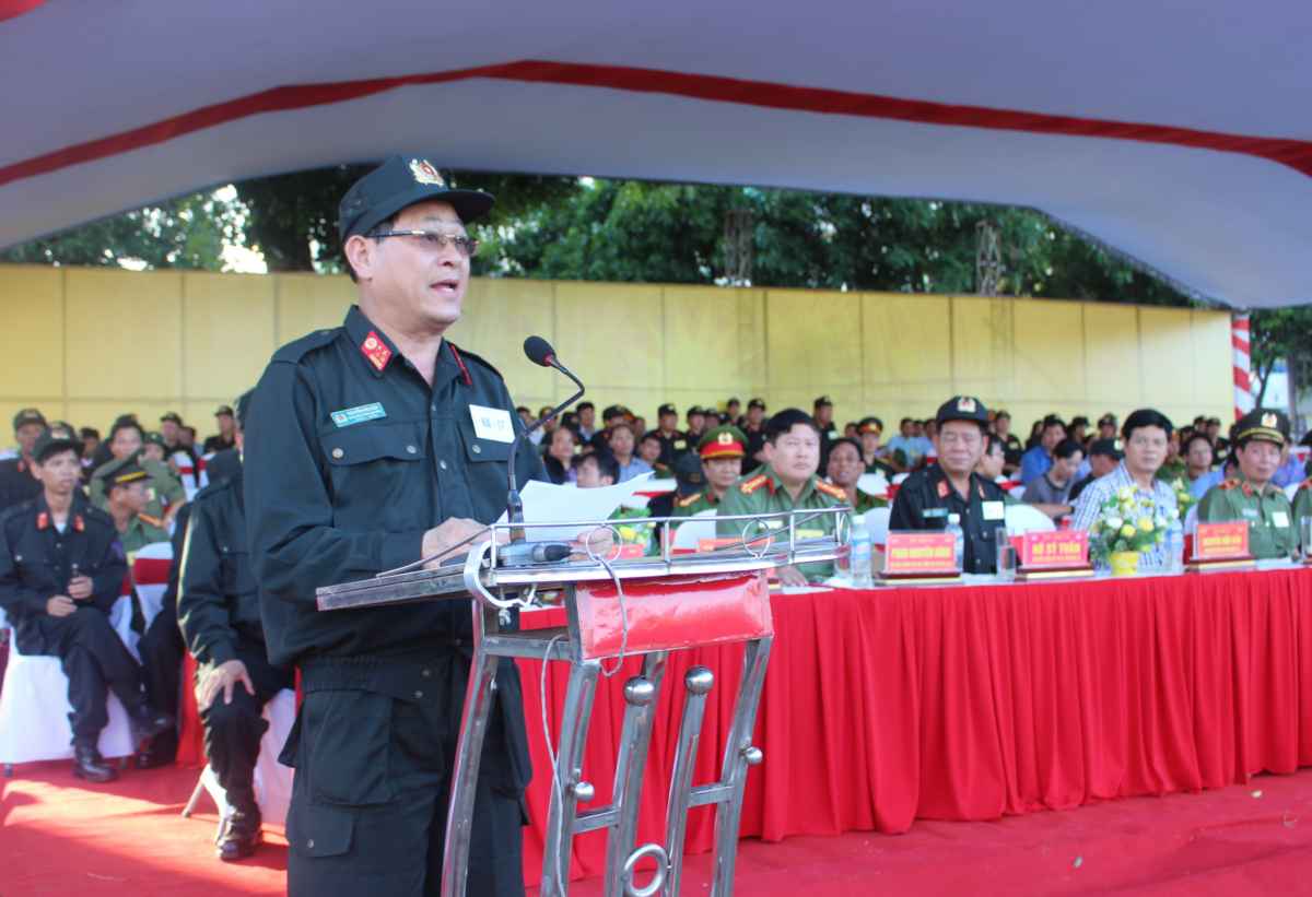 Đồng chí Đại tá Nguyễn Hữu Cầu, Ủy viên BTV Tỉnh ủy, Bí thư Đảng ủy, Giám đốc Công an Nghệ An tiếp thu ý kiến chỉ đạo của Thứ trưởng