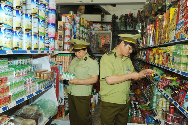 Xử lý kịp thời các vụ án buôn lậu, kinh doanh hàng giả.