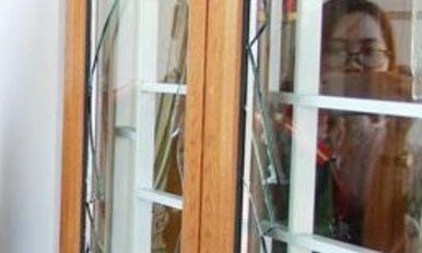 Kính cửa sổ vỡ nát do sức công phá từ quả mìn tự chế