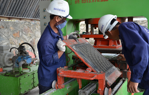 Sản xuất vật liệu xây dựng không nung tại Nhà máy gạch không nung của Công ty CP Thành Chí tại xã Châu Pha (huyện Tân Thành). 