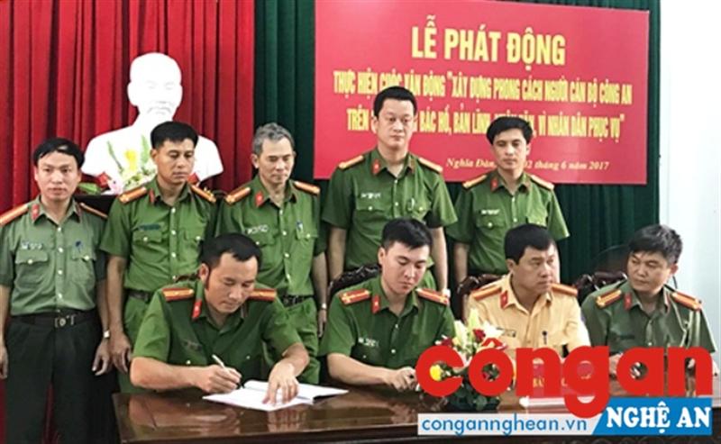 Công an huyện Nghĩa Đàn ký cam kết thực hiện Cuộc vận động “Xây dựng phong cách người cán bộ Công an trên quê hương Bác Hồ bản lĩnh, nhân văn, vì nhân dân phục vụ”