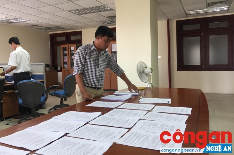 Cán bộ Chi cục Thuế TP Vinh chuẩn bị hồ sơ để xử lý doanh nghiệp nợ thuế