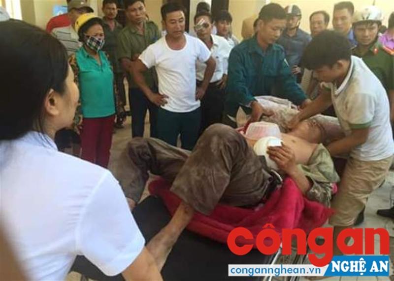 Ông Bình được chuyển xuống Trung tâm Y tế huyện cấp cứu