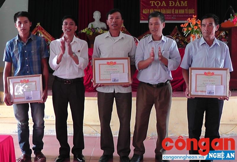 Trao thưởng cho các tập thể, cá nhân có thành tích xuất sắc trong công tác đảm bảo ANTT