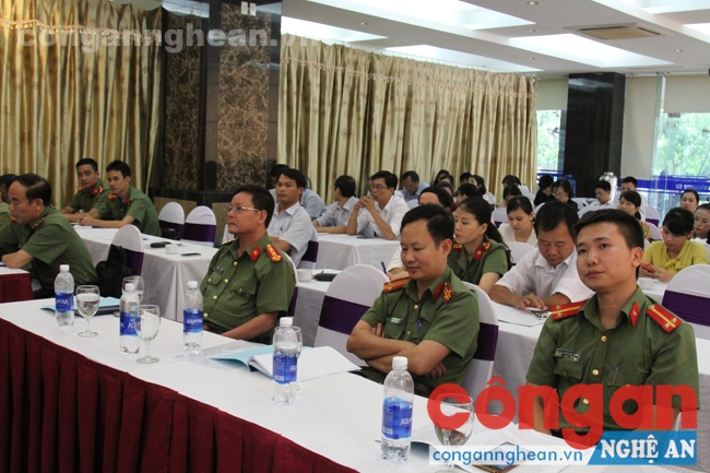 Các đại biểu tham dự buổi tọa đàm