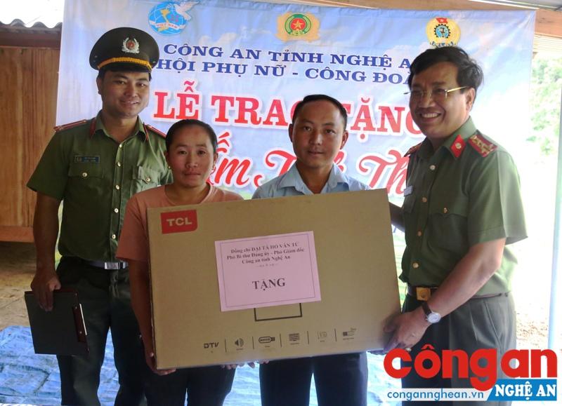Đồng chí Đại tá Hồ Văn Tứ - Phó Bí thư Đảng ủy, Phó Giám đốc Công an tỉnh tặng quà cho gia đình chị Lầu Y Mái