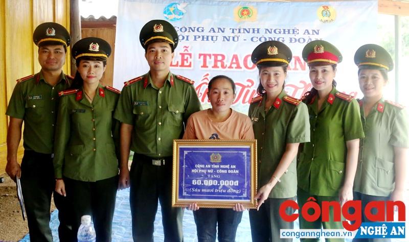 Đại diện Hội phụ nữ, Công đoàn Công an tỉnh trao tặng “Mái ấm tình thương” cho chị Lầu Y Mái