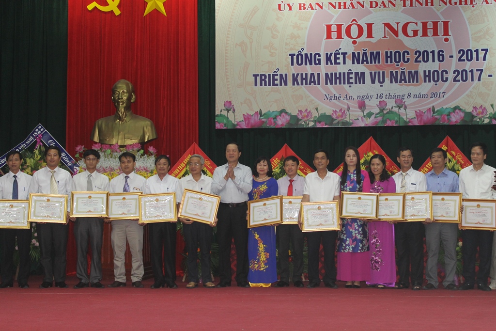 Dịp này có 23 phòng GD&ĐT được nhận Bằng khen của UBND tỉnh