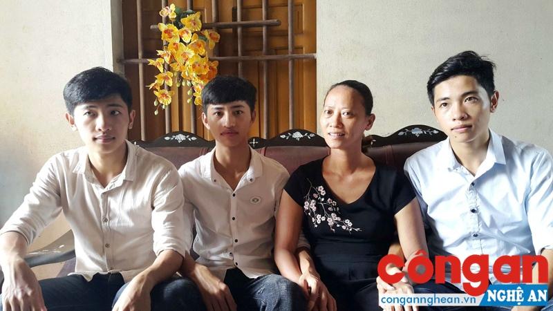 3 anh em sinh ba và mẹ trong niềm vui cùng đỗ Trường Sĩ quan Thông tin