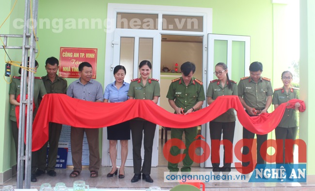 Cắt băng khánh thành và trao tặng nhà tỉnh nghĩa cho anh Trần Minh Tâm