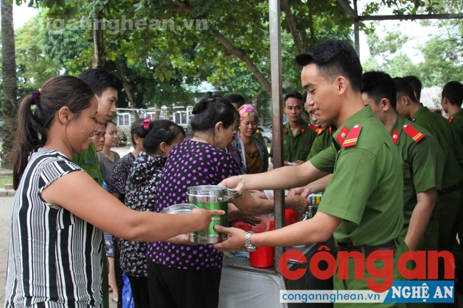 Đoàn viên Phòng CSCĐ phát cháo cho các bệnh nhân
